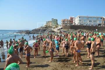  Cristo Cárdenes e Iria Otero, vencedores de la XVI Travesía a Nado de Salinetas (Foto TA)